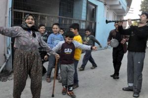 82 yaşındaki Fatma Nine cami n&ouml;betinden kurtuldu