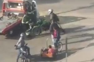 Polisin kafasına kask fırlattı!