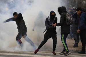 Paris'te lise &ouml;ğrencileri polis şiddetine karşı sokakta!