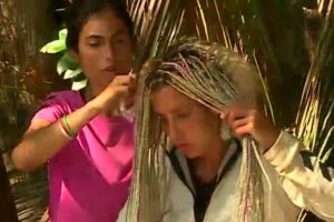 Survivor'da Elif Mor'un sa&ccedil;larını b&ouml;cekler bastı