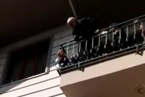 Bursa'da balkon demirlerine sıkıştı