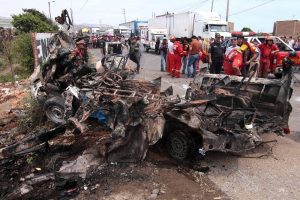 Peru'da &uuml;&ccedil; ara&ccedil; birbirine girdi: 16 &ouml;l&uuml;