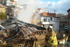 Metruk ev alevlere teslim oldu