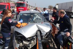 Feci kaza! Korkuluklar s&uuml;r&uuml;c&uuml;ye saplandı