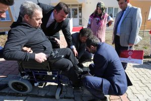 Bursa'da engelli sandalyeleri ihtiya&ccedil; sahiplerine ulaştı