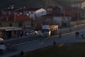 Kamyonu &uuml;zerine s&uuml;rd&uuml;, sonra sopayla kovaladı
