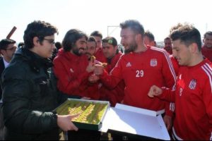 Sivasspor'a &ouml;ğrencilerden moral