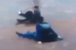 &Ccedil;in'de bu merdivende d&uuml;şen d&uuml;şene