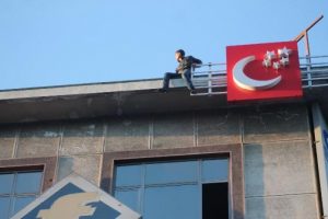 İş hanı &ccedil;atısında intihar girişimi