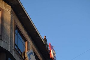 İntihar etmek i&ccedil;in &ccedil;atıya &ccedil;ıkan genci vatandaşlar kurtardı