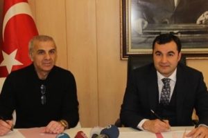 Oğuz &Ccedil;etin imzayı attı