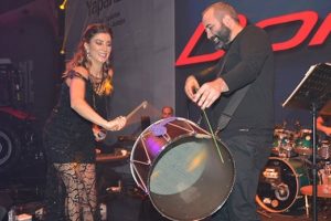 Nadide Sultan'dan davul şovu