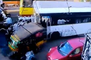 Hindistan'da otob&uuml;s ara&ccedil;ların arasına daldı