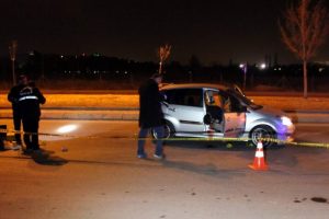 Kayseri'de otomobile t&uuml;fekle ateş a&ccedil;ıldı: 1 &ouml;l&uuml;, 1 yaralı