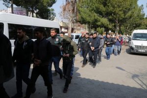 Adana'da iş adamlarına uyuşturucu temin eden &ccedil;eteye baskın
