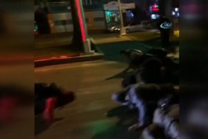 Adana'da kırmızı ışıkta şınav &ccedil;ektiler