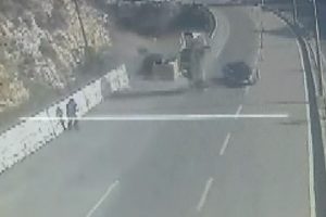 Seyir halindeki otomobilin &uuml;zerine başka bir ara&ccedil; d&uuml;şt&uuml;