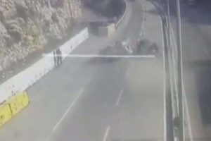 Otomobilin &uuml;zerine başka bir ara&ccedil; d&uuml;şt&uuml;