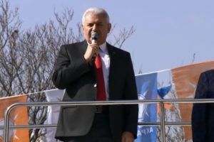 Başbakan Binali Yıldırım, salon dışındaki vatandaşlara hitap etti