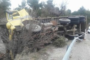 Denizli'de kamyon devrildi: 2 &ouml;l&uuml;