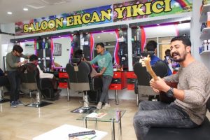 Adana'da sazlı s&ouml;zl&uuml; tıraş