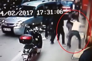 Samsun'da m&uuml;şteri ve iş yeri &ccedil;alışanı birbirine girdi