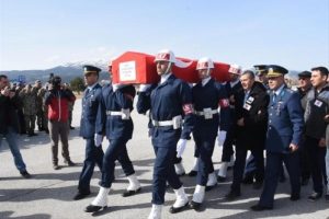 Şehit cenazesinde acı g&ouml;r&uuml;nt&uuml;ler