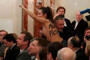 Le Pen'in toplantısında FEMEN krizi yaşandı