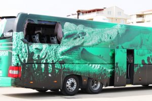 Bursaspor taraftarları takım otob&uuml;s&uuml;n&uuml;n camlarını kırdı