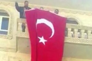 Başkan g&ouml;zaltına alındı, belediyeye T&uuml;rk bayrağı asıldı