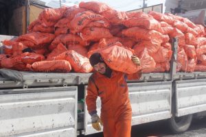&Uuml;niversite &ouml;ğrencisi k&ouml;m&uuml;r taşıyarak okuyor