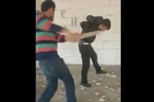 İnşaatta madde bağımlısı genci sopayla d&ouml;vd&uuml;ler