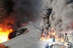 Devrilen tanker alev alev yandı