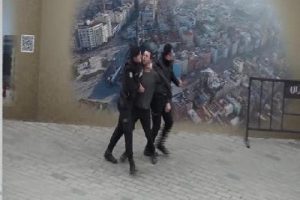 Polise direnen ş&uuml;pheli b&ouml;yle g&ouml;zaltına alındı