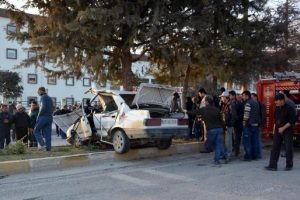 Ağaca &ccedil;arpan otomobildeki 1 kişi &ouml;ld&uuml;, 2 kişi yaralandı