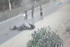 Motosiklet adama b&ouml;yle &ccedil;arptı