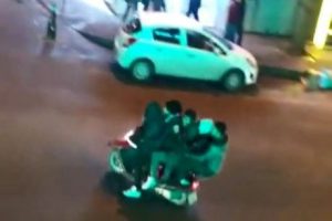 Bir motosiklete 5 kişi bindiler