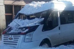 &Ccedil;atıdan d&uuml;şen kar minib&uuml;s&uuml; hurdaya &ccedil;evirdi