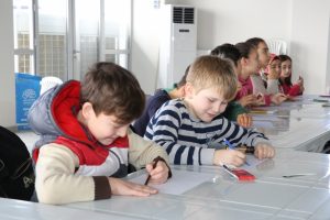 Bursa Nil&uuml;fer Belediye Başkanı Bozbey &ccedil;ocuklarla sanat at&ouml;lyesinde buluştu