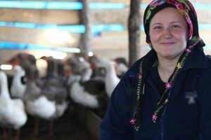 Eşinin k&ouml;y&uuml;nde iş kurdu, şimdi siparişlere yetişemiyor