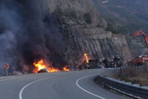 Devrilen mazot y&uuml;kl&uuml; tanker yandı