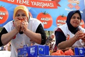 3 dakikada 5 kilo domates yedi