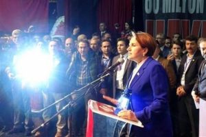 Akşener 'Milli İradenin &Ouml;nemi' programına fenerle katıldı