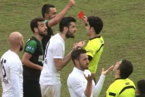 Sakaryaspor-Elaziz Belediyespor ma&ccedil;ında hakeme krampona kırmızı kart