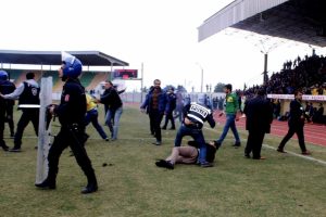 Kaleciye kızan taraftar sahaya indi