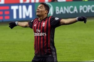 Bacca Milan'ı sırtladı