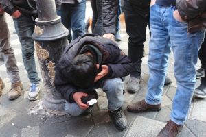 Ağrı'da &ccedil;ocuğun kafasına buz sarkıtı d&uuml;şt&uuml;