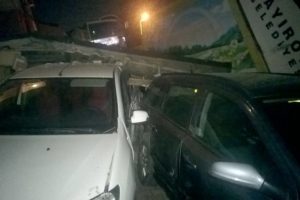 Kocaeli'de freni boşalan &ccedil;&ouml;p kamyonu 10 aracı bi&ccedil;ti