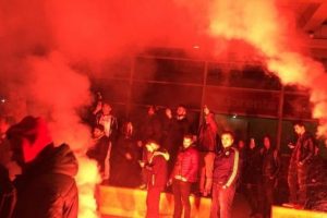 Fenerbah&ccedil;eli taraftarlar Sabiha G&ouml;k&ccedil;en'de isyan etti