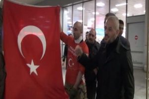 Havalimanında K&uuml;rt bayrağı eylemi